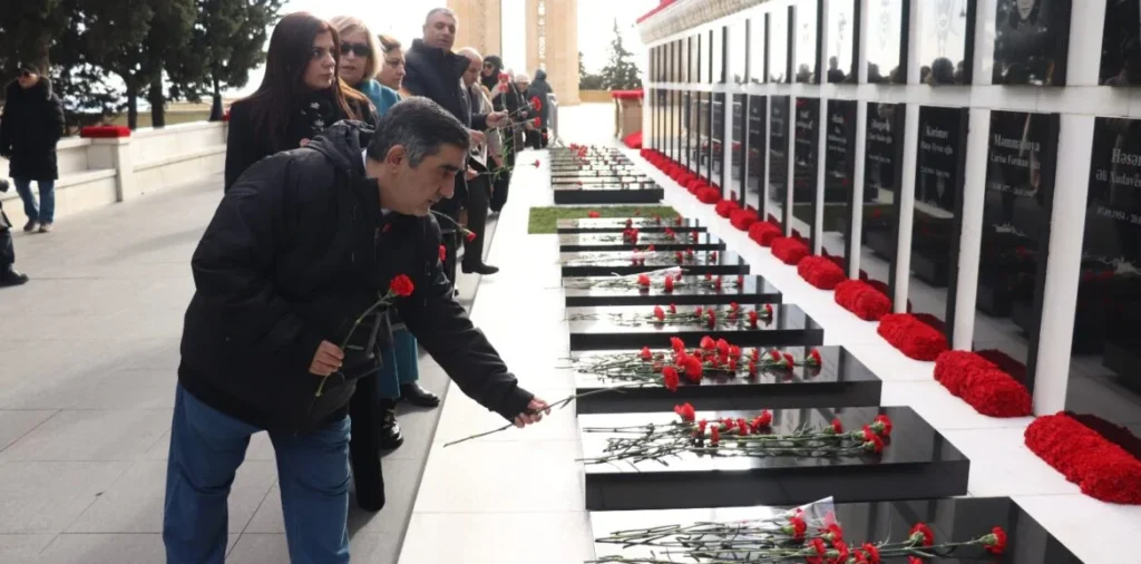 Azərbaycan Milli Qeyri-Hökumət Təşkilatları Forumu Şəhidlər xiyabanını ziyarət edib